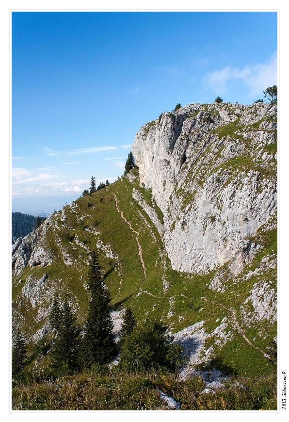 Charmant_Som_001.jpg - Départ du sentier : le sangle du cirque nord-ouest