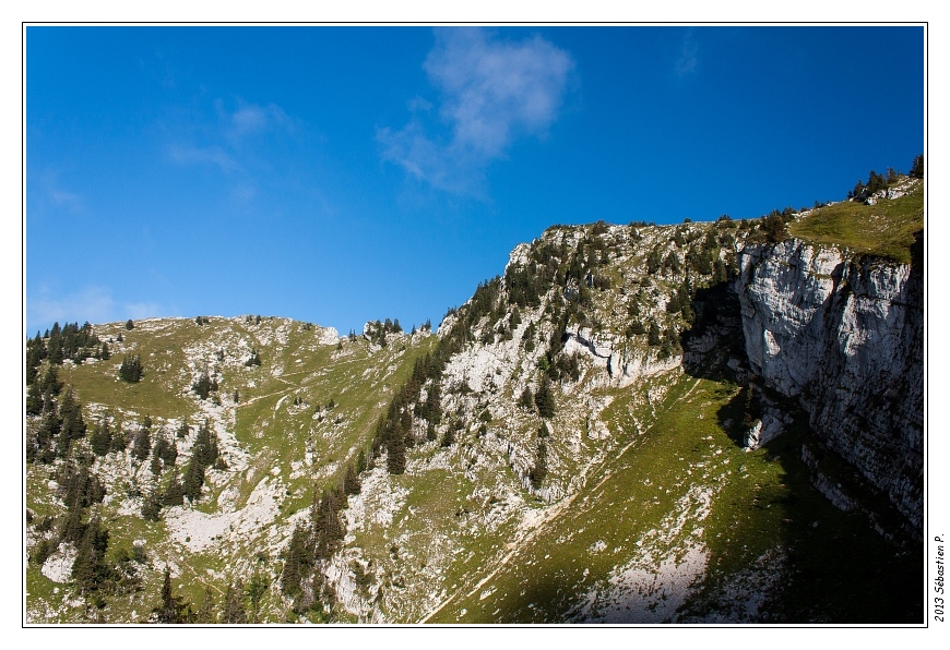 Charmant_Som_006.jpg - Le cirque nord-ouest et le sentier qui serpente vers le sommet