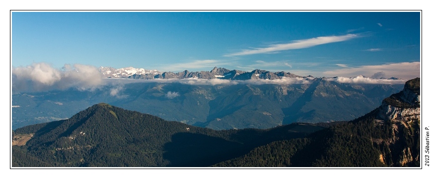 Charmant_Som_029.jpg - Belledonne et les trois pics au centre. Tout au fond, les glaciers des Grandes Rousses.