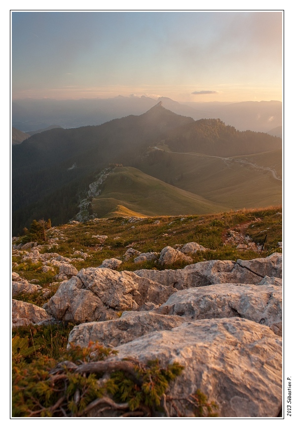 Charmant_Som_051.jpg - Les pâturage du Charmant Som et La Pinea (1771 m) avec son profil caractéristique.