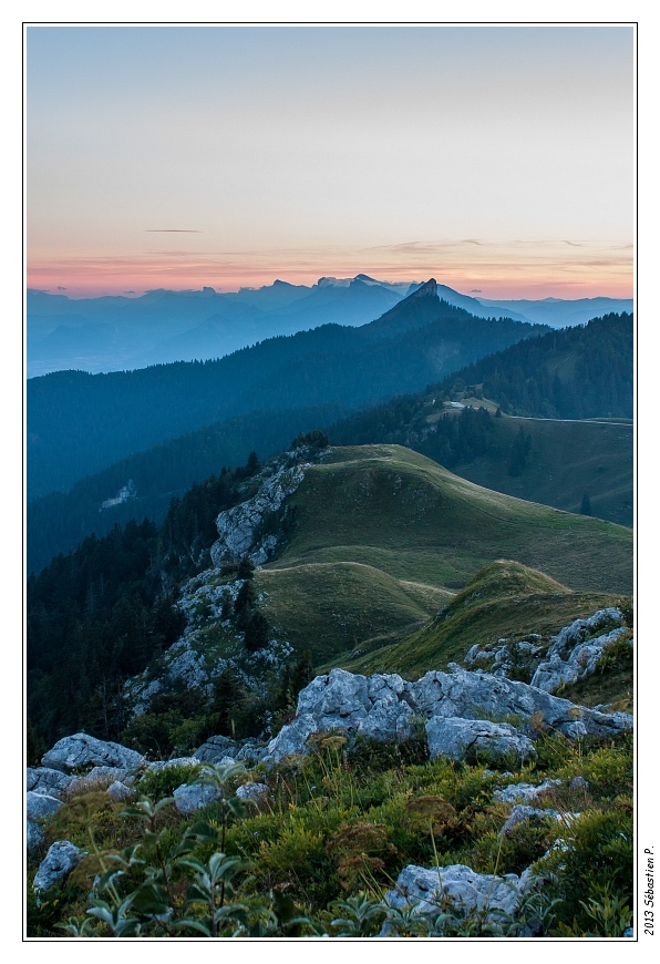 Charmant_Som_064.jpg - Au sud, les couleurs du couchant font ressortir le Vercors et ...le Mont Aiguille !