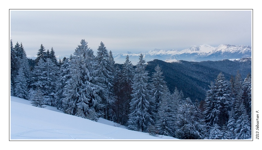 2013_Emeindras_du_dessus_017.jpg - Au sud ouest, le Vercors et le Mont Aiguille sont déjà bien dans le gris.