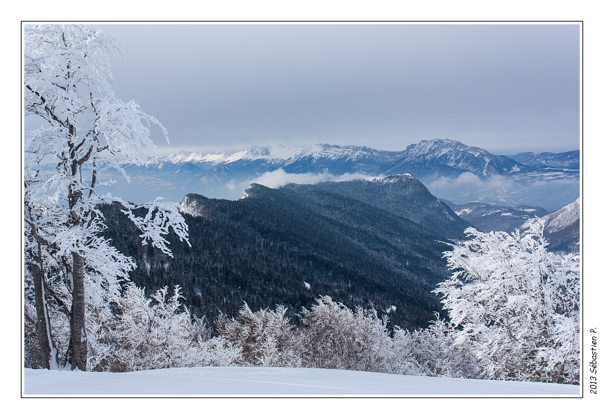 2013_Emeindras_du_dessus_052.jpg - Les premiers nuages remontent le Saint Eynard.