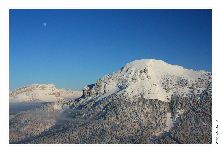 Pinea_018-border.jpg - Plan plus large avec Chamechaude, sommet de Chartreuse (2082 m)
