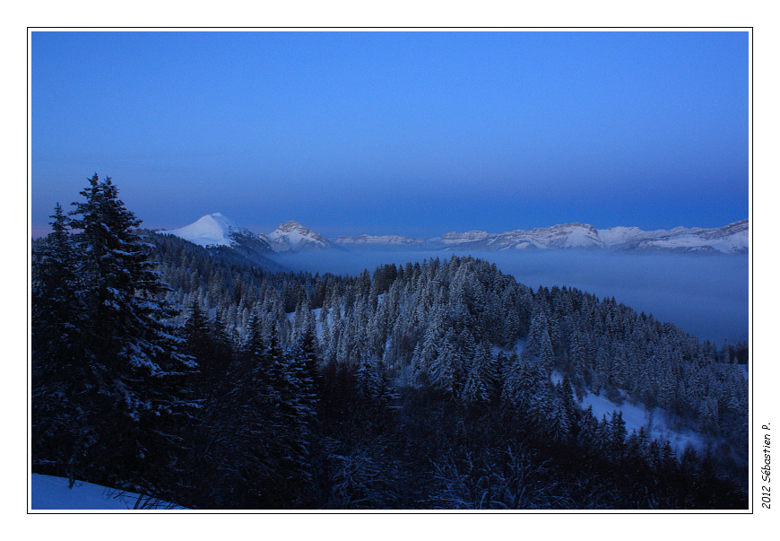 Pinea_050-border.jpg - La nuit tombe et un banc de brume enveloppe la vallée de Saint Pierre de Chartreuse