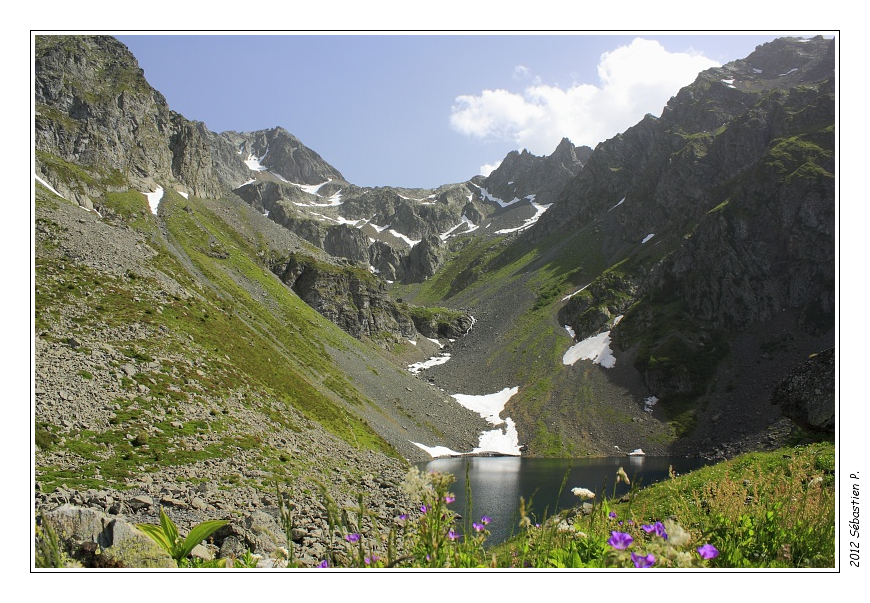 Lac_de_Crop_008.jpg - Le lac entouré de ses sommets culminant entre 2500 et 2600m.