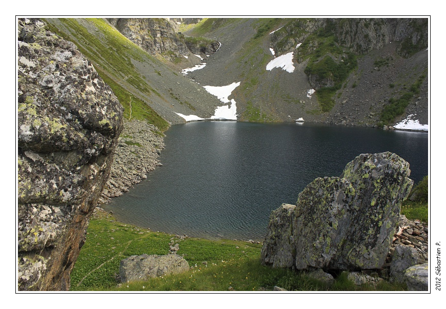 Lac_de_Crop_011.jpg - Sur la gauche, on devine le sentier qui nous mènera jusqu'au lac bleu.
