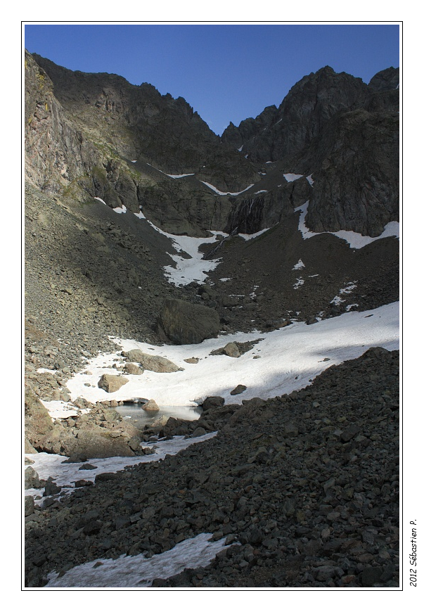 Lac_de_Crop_022.jpg - Le lac bleu encore en partie pris sous un névé