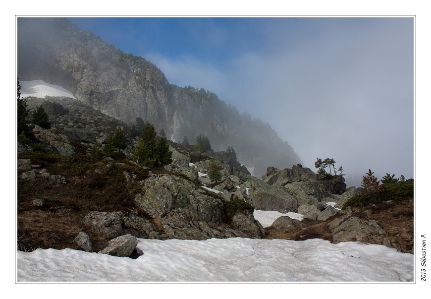 Lacs_Robert_009.jpg - Quelques nuages me suivent et remontent déjà de la vallée. J'approche du but mais les névés sont encore importants pour un 30 juin.