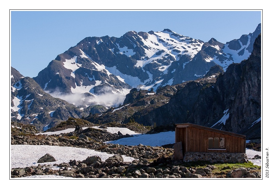 Lacs_Robert_026.jpg - La cabane des lacs Robert face à la Grande Lance de Domène (2790 m)