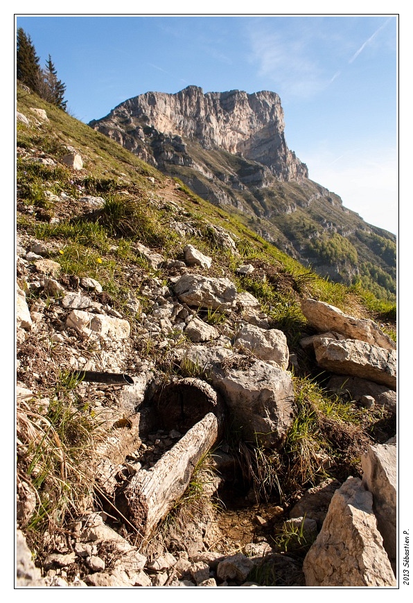 Pic_Saint_Michel_022.JPG - La source dans la montée est à sec. Ici, il faut prévoir son eau avant de partir
