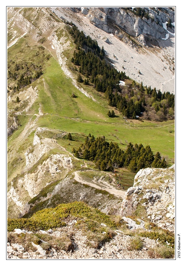 Pic_Saint_Michel_068.JPG - Le col de l'arc envahi par des courreurs fous : plus de 1000 m de dénivelé au pas de course dans la caillasse !