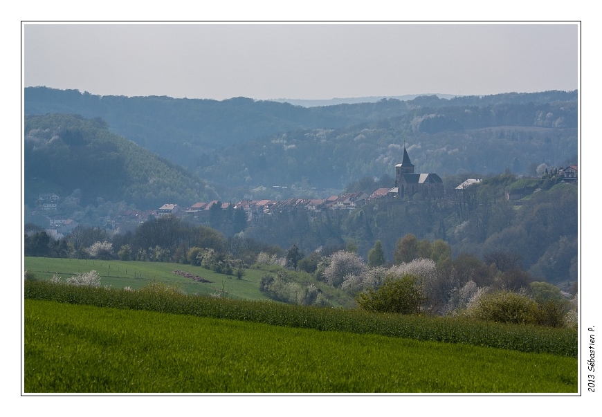 Gr5_Betting_Guenviller_023.jpg - Le village médiéval de Hombourg-haut prend des allures de village de montagnes vu sous cet angle