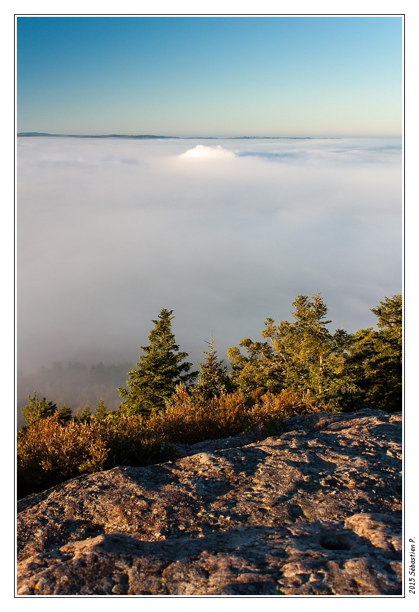 Haute_Pierre_Moyenmoutier_015.jpg - Vue vers le sud ouest. Les papeteries Clairefontaine forment un champignon dans la mer de nuage !