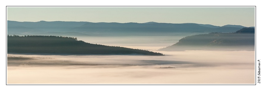 Haute_Pierre_Moyenmoutier_029_pano.jpg - Derrière le camp celtique de la Bure, le bassin de Saint Dié et les crêtes. Pour les connaisseurs, vous repèrerez peut-être le Hohneck.